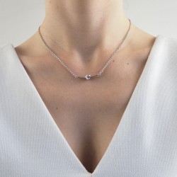 De zilveren knoopketting van vrouwen