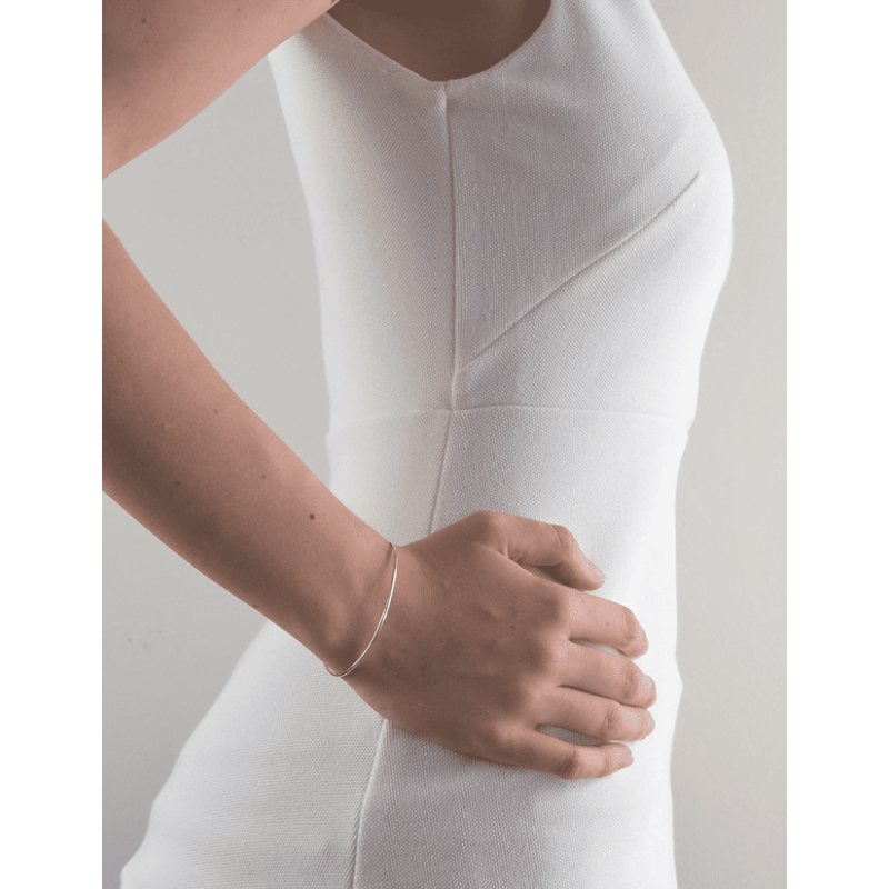De zilveren slavenarmband van vrouwen De zilveren slavenarmband van vrouwen