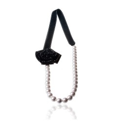 Long necklace Chanel woman