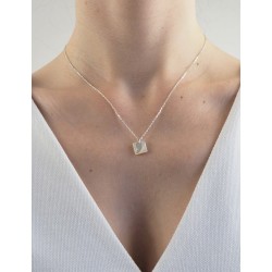 White mother-of-pearl necklace woman