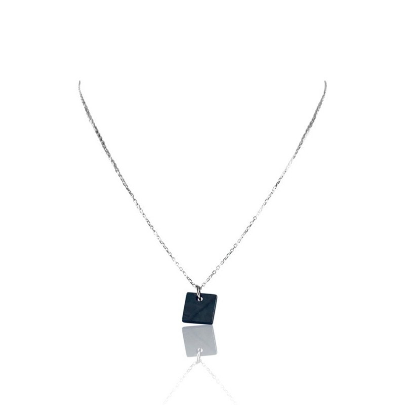 Black women's mother-of-pearl agate necklace Black women's mother-of-pearl agate necklace