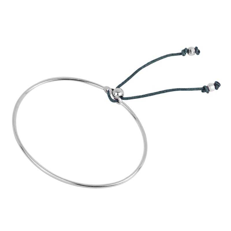 De zilveren slavenarmband van vrouwen De zilveren slavenarmband van vrouwen