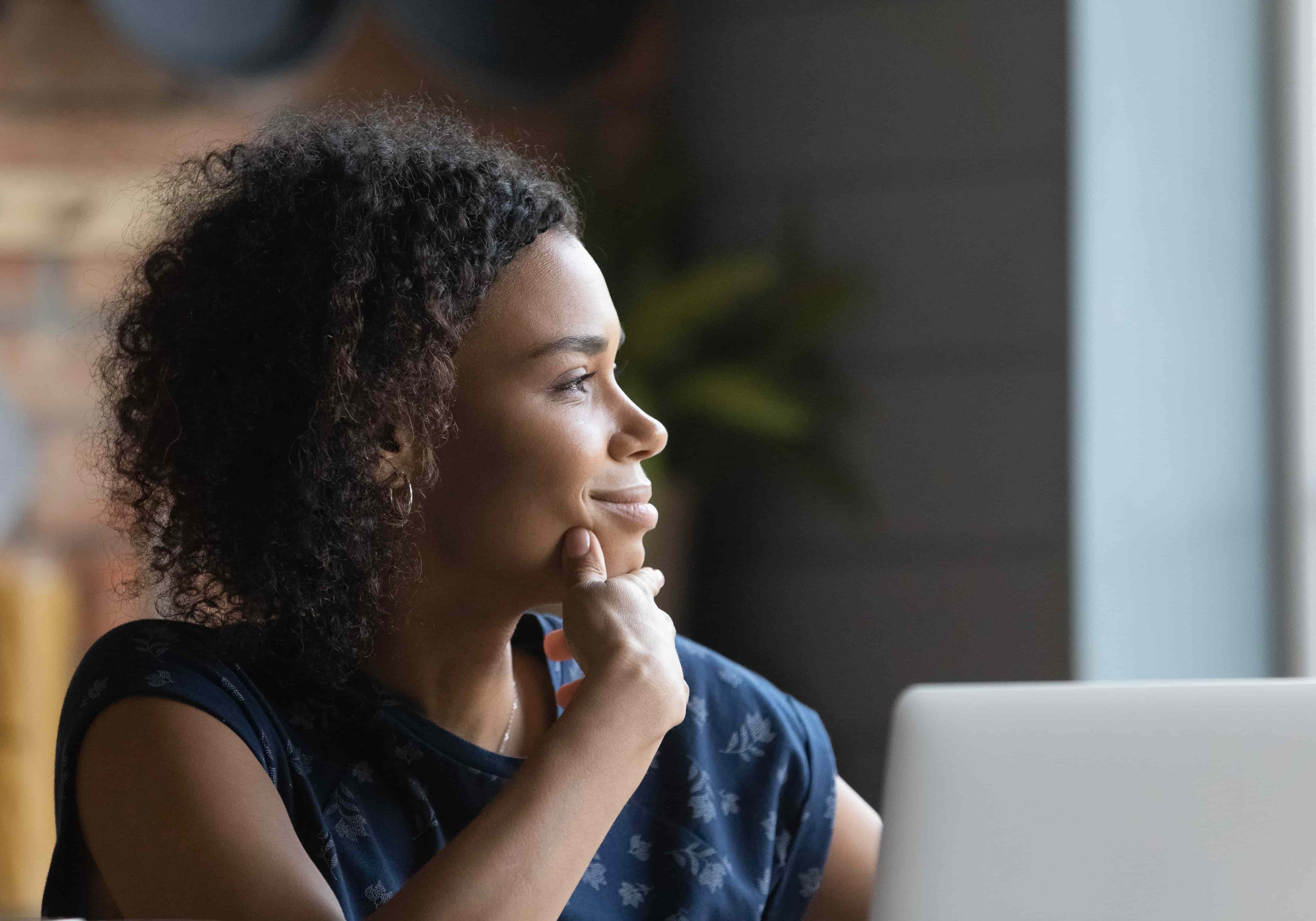 femme prenant une garantie sur son ordinateur 