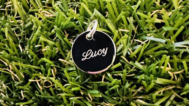 Cadeau gravure femme : une petite attention qui fait toujours plaisir !