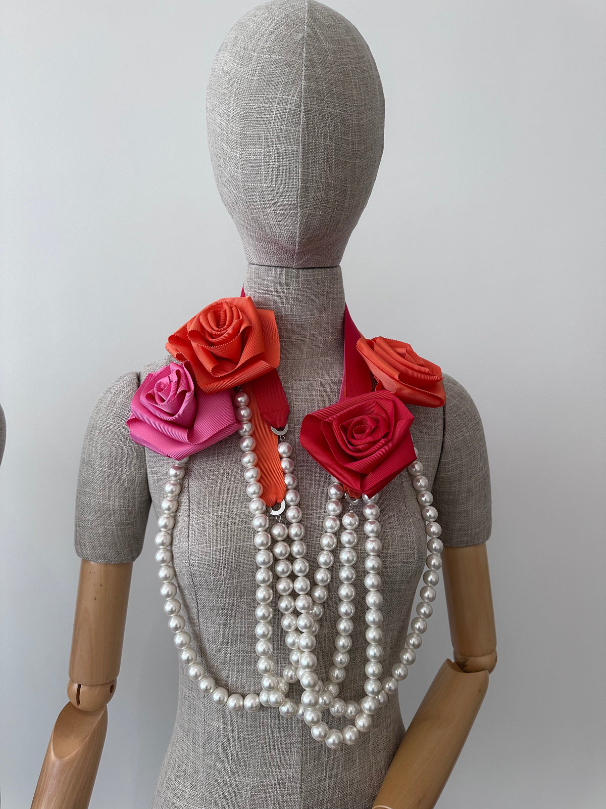 collier de perles sur mannequin 