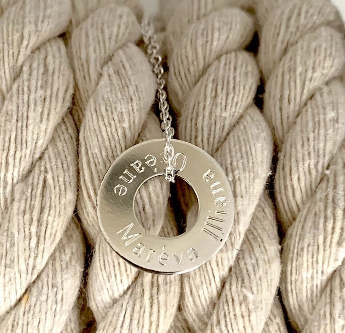 Bijouterie Virton : collier cible à graver en argent personnalisable enfant