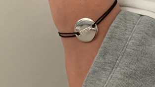 bijouterie Hoogstraten : bracelet en corde avec pendentif à graver ado 