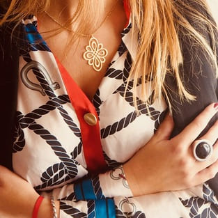 Jeune femme portant des bijoux en vermeil