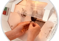 Polissage d'un bijoux à la bijouterie artemi