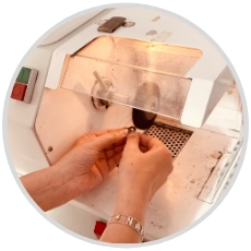 Polissage d'un bijoux à la bijouterie artemi