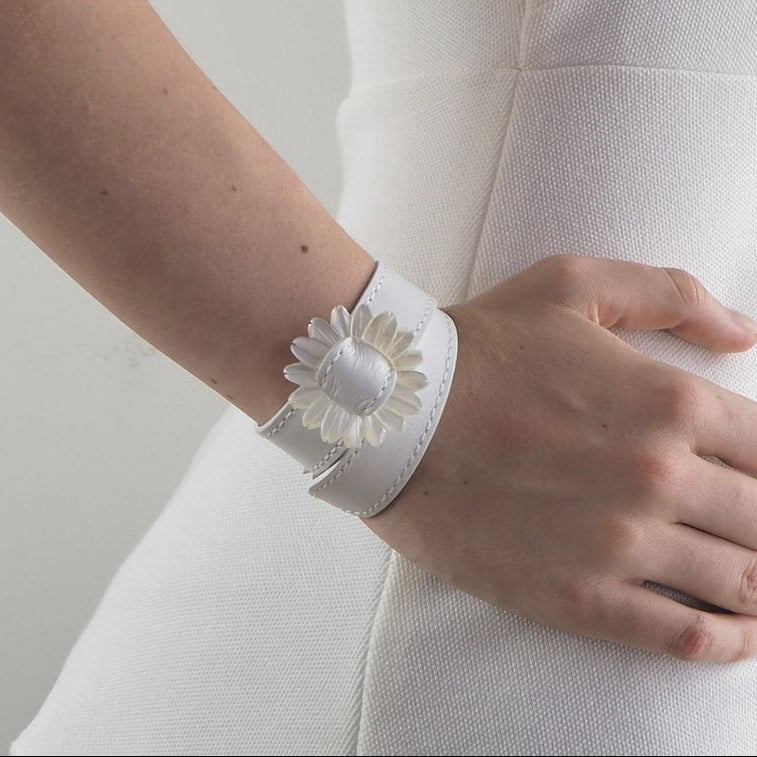 Bracelet manchette cuir fleur nacre femme