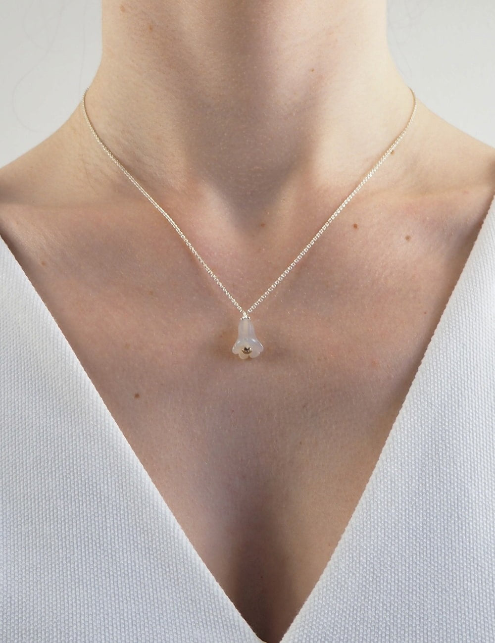 Collier fleur clochette agate grise femme