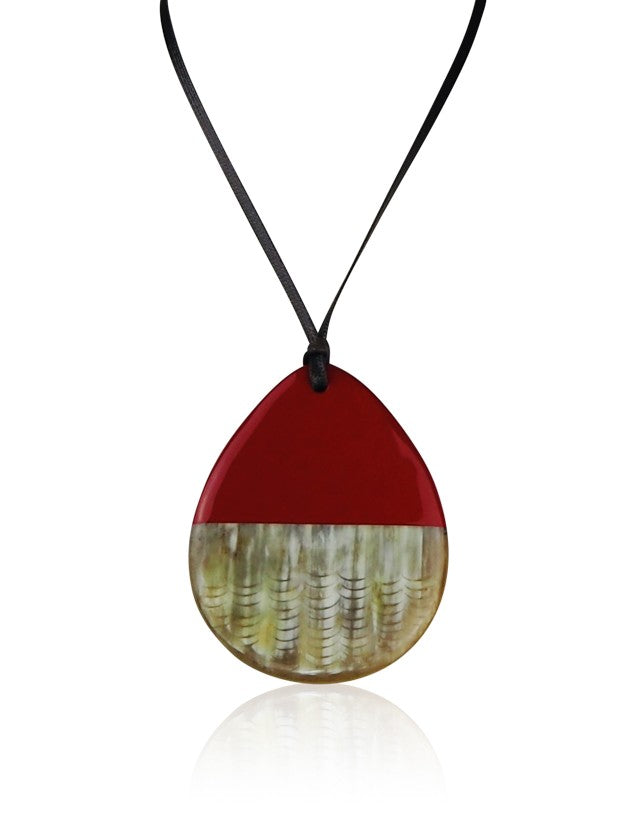 Collier goutte résine laquée de couleur rouge