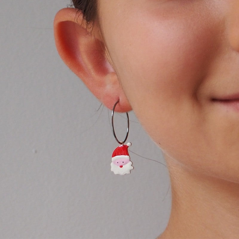 Creoolse oorbellen met een afbeelding van een jonge kerstman, versierd met emaille.
