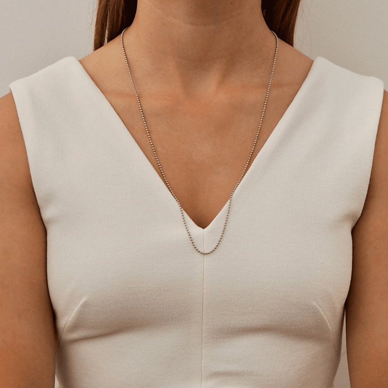 Chaîne boule argent femme portée