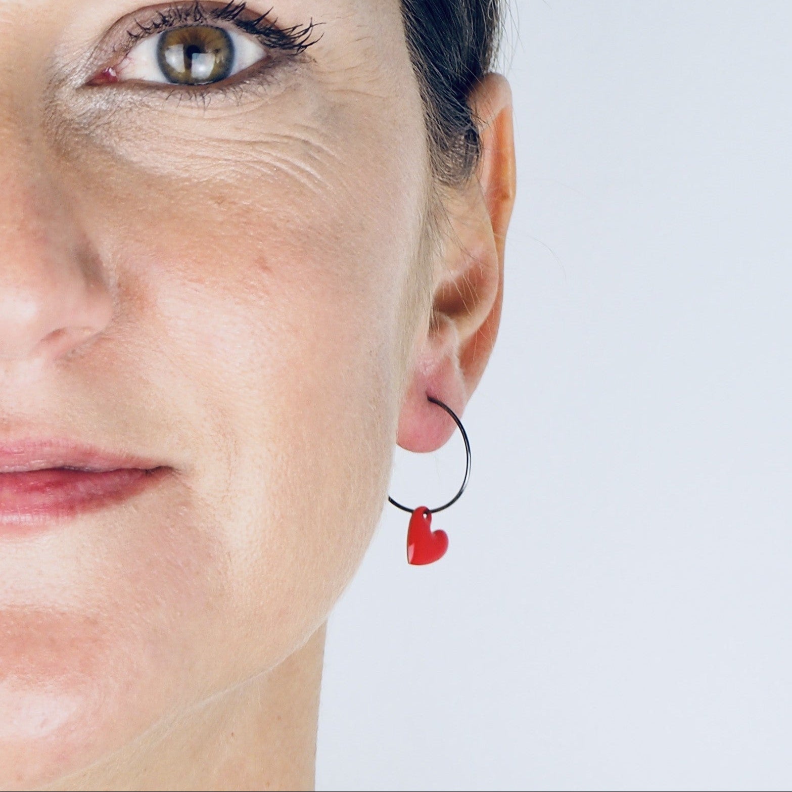 Boucles d'oreille créoles cœur rouge émail or rose
