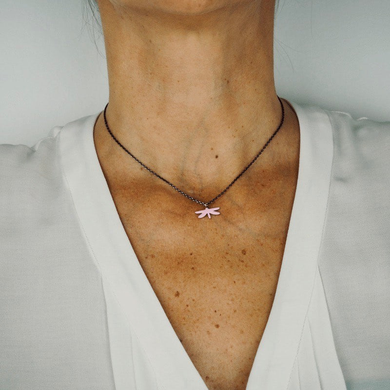 Pendentif libellule émail rose femme or jaune 18kt collier