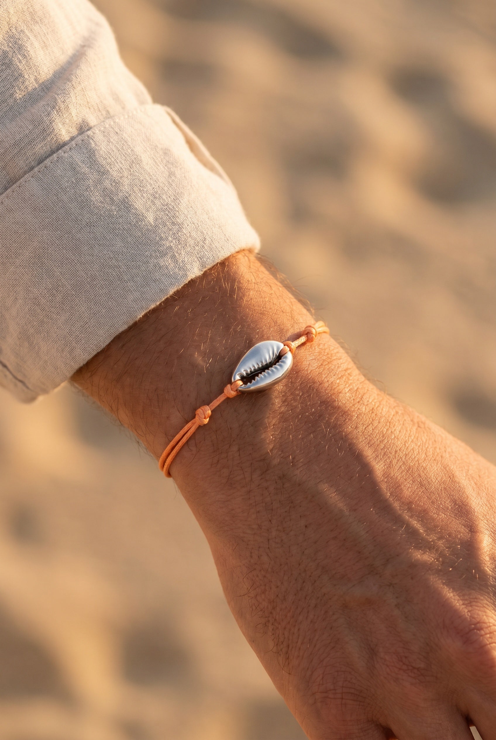 Herenarmband van schelpen