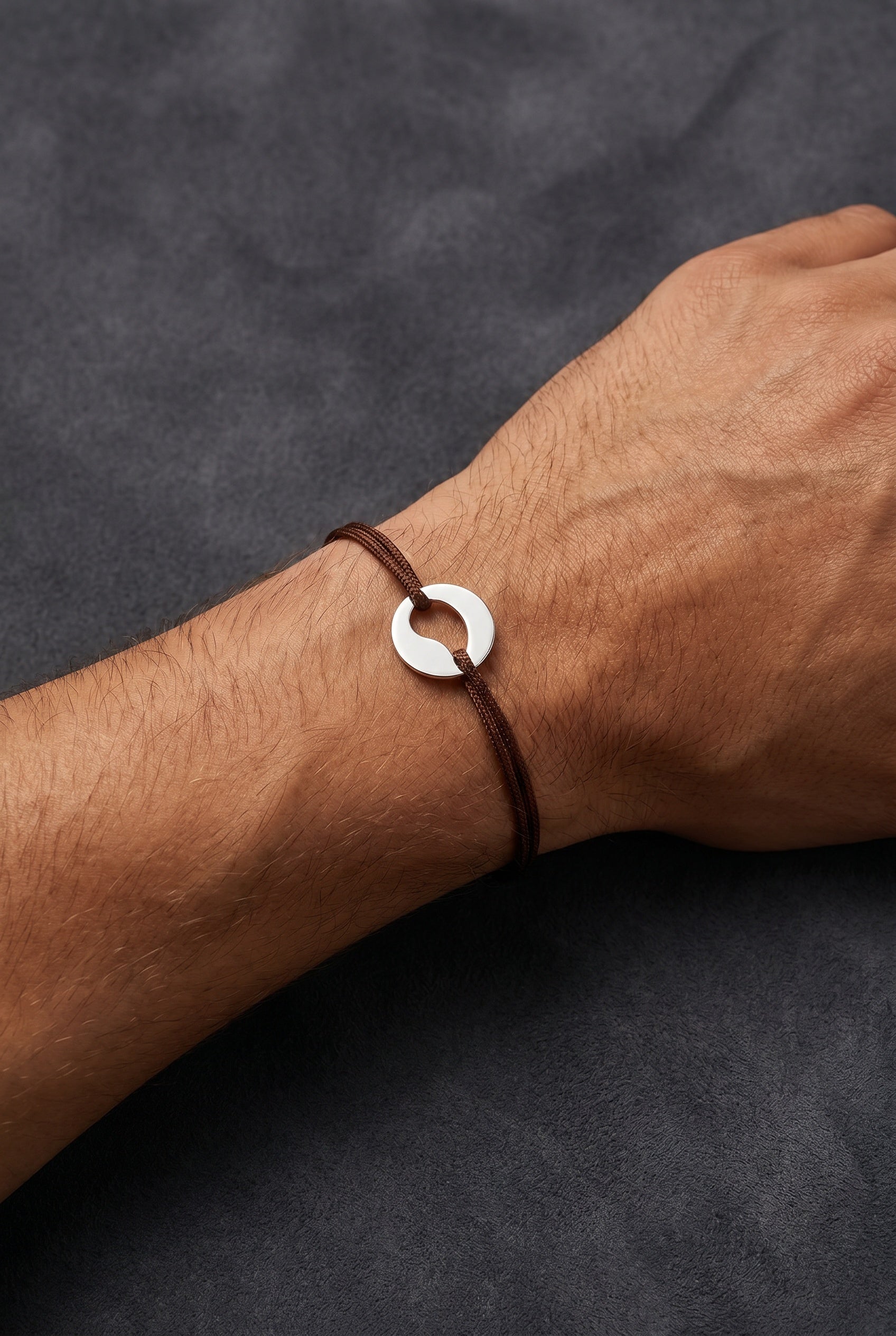 Gepersonaliseerde herenarmband met druppelvormige medaille