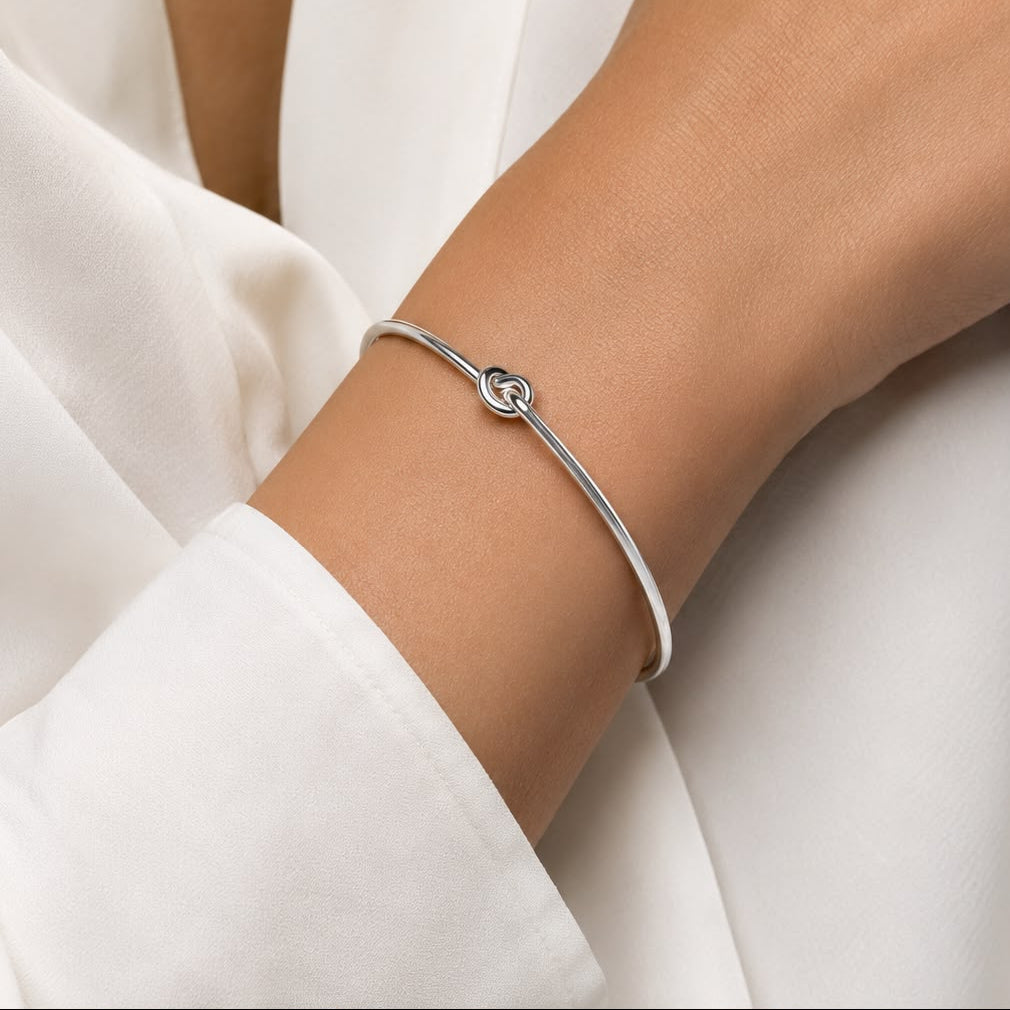 Damesarmband met zilveren knoop