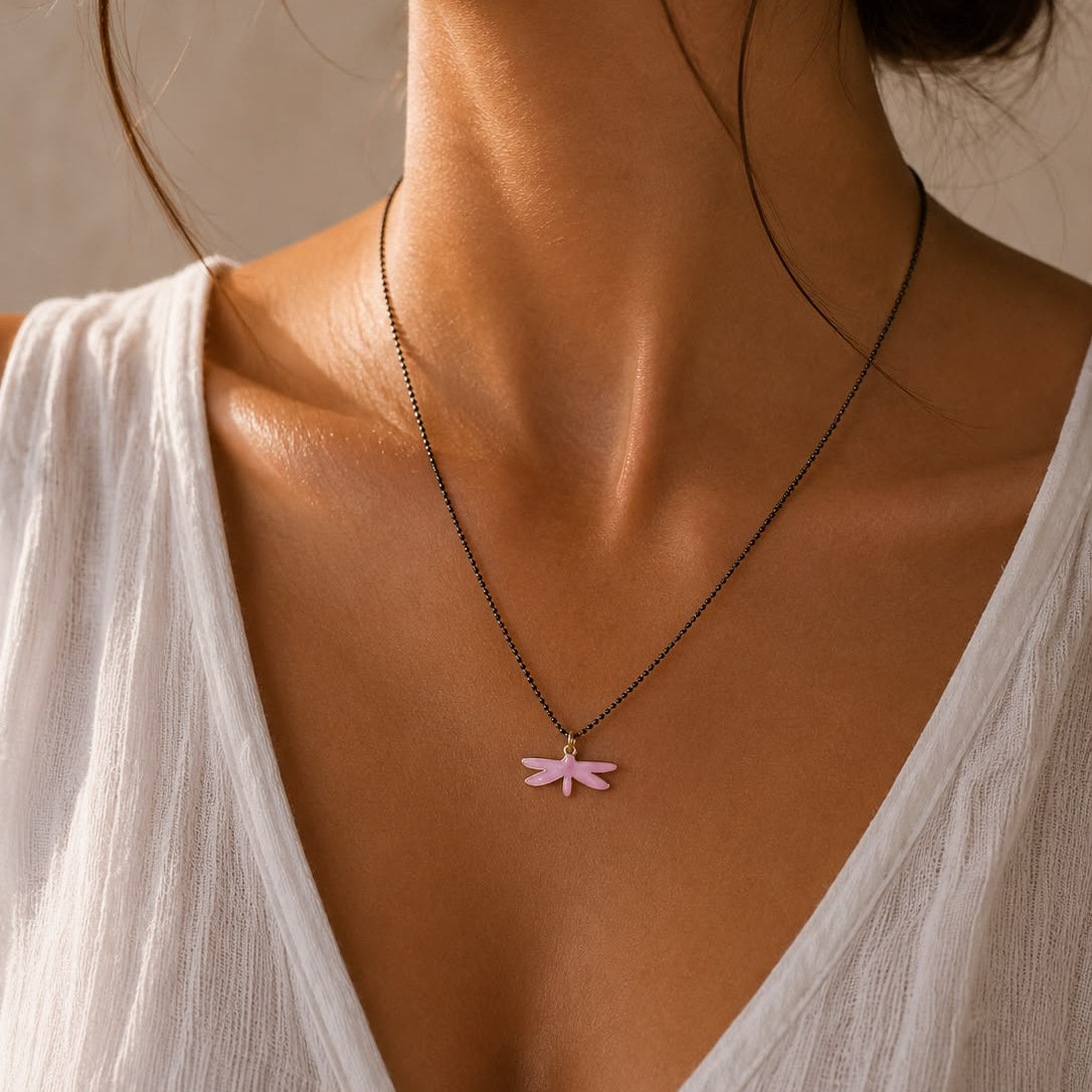 Damesketting met libellenmotief in roze emaille en 18-karaats geelgoud.