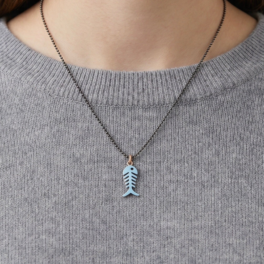 Damesketting met blauwe emaille vis 