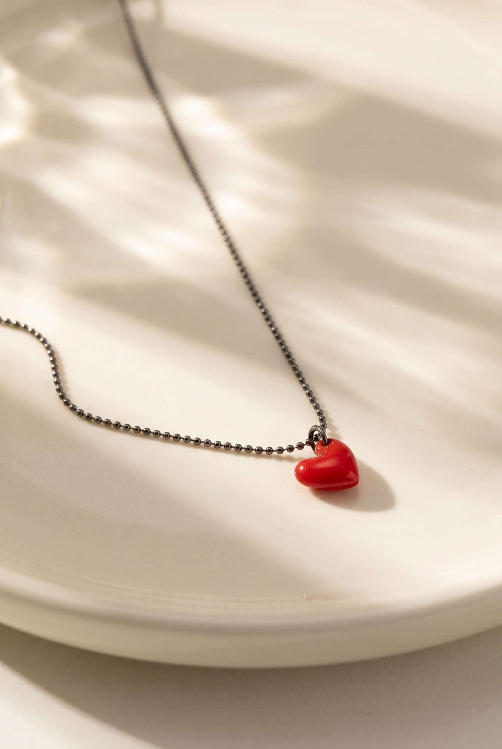 Herenketting met rood geëmailleerd hart
