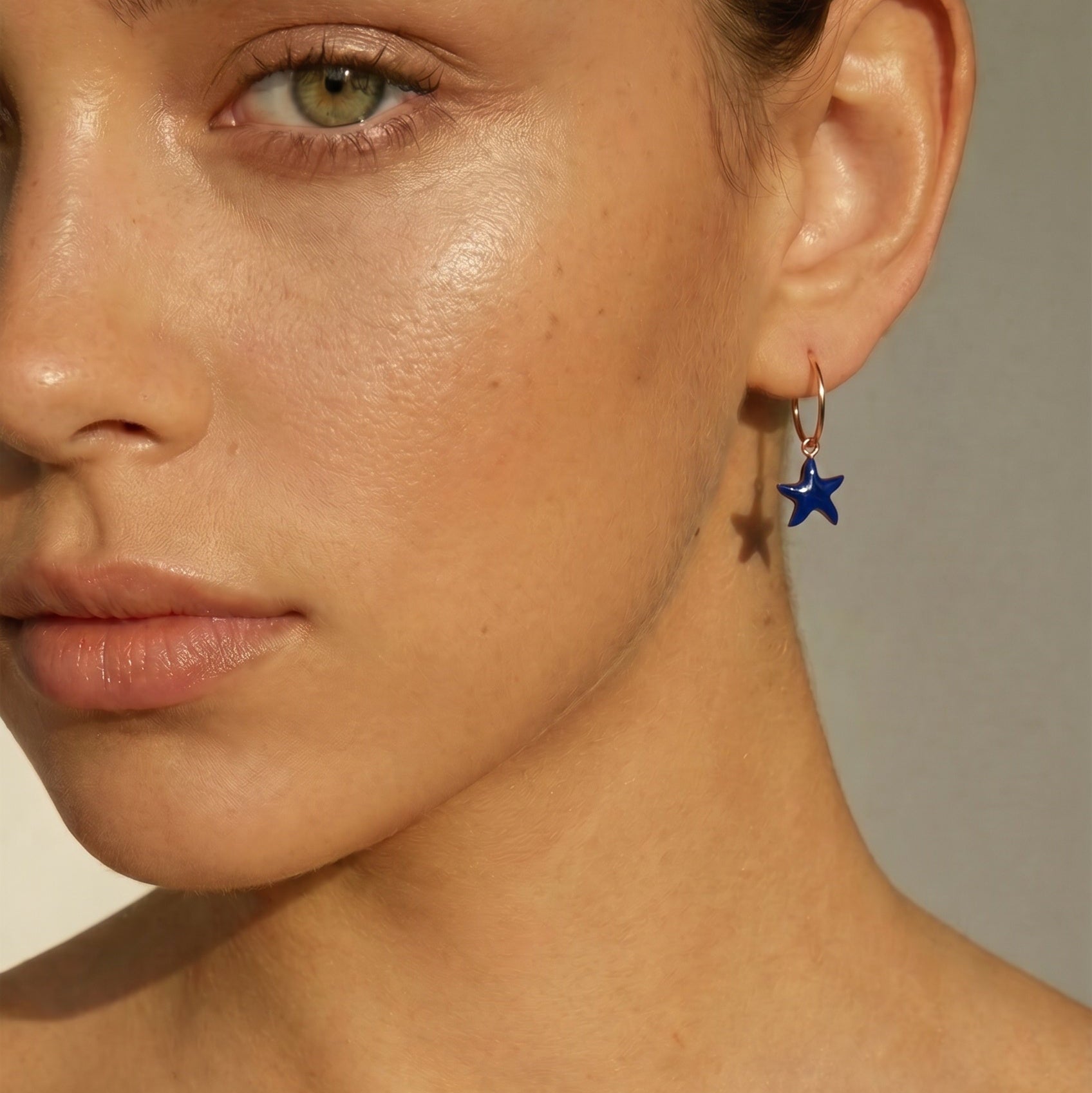 Damesoorringen in marineblauw met een zeestermotief, gemaakt van 925 sterling zilver.