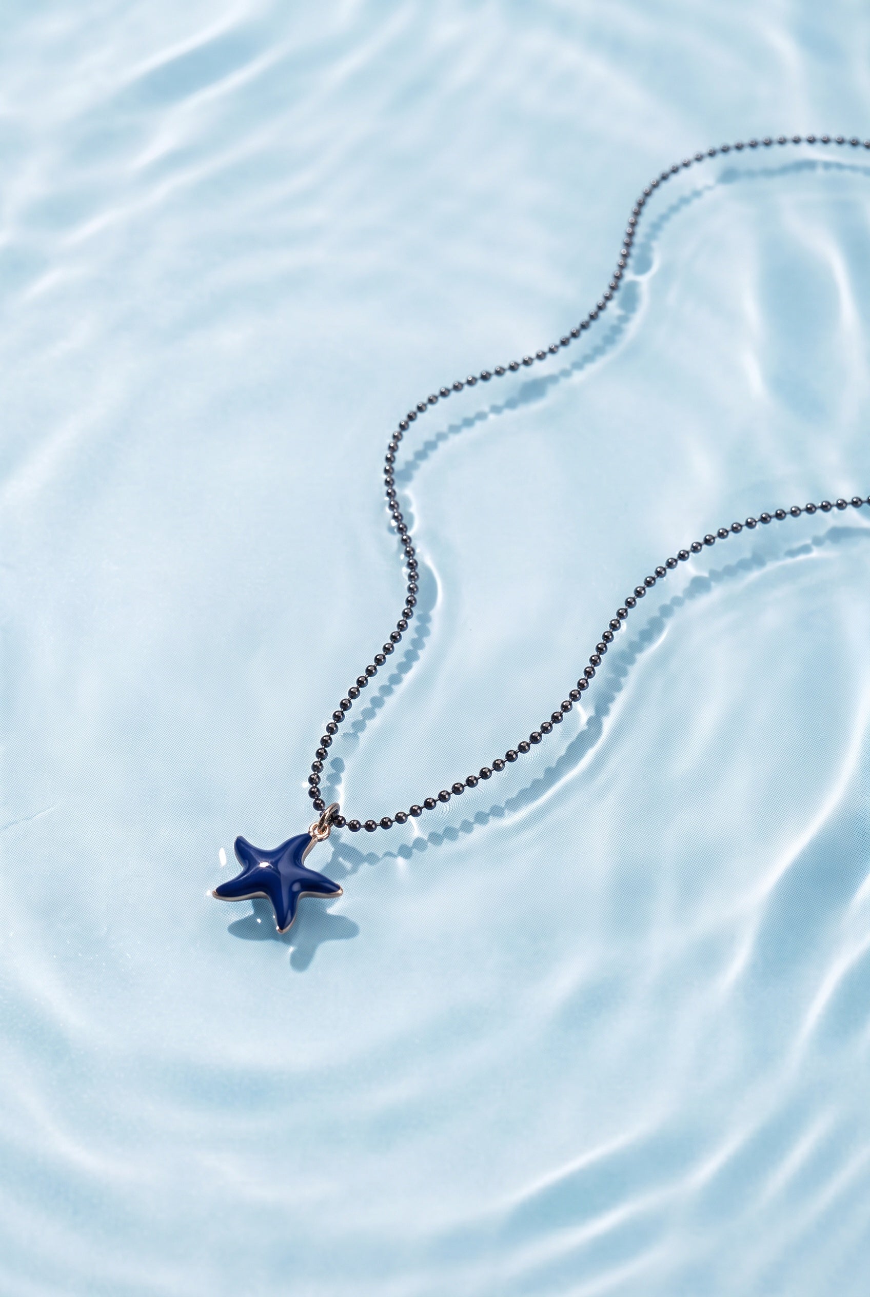 Damesketting van sterling zilver met emaille in de vorm van een zeester